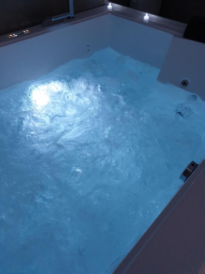 Hotel Elle & Lui En Jacuzzi Bernis Exterior foto